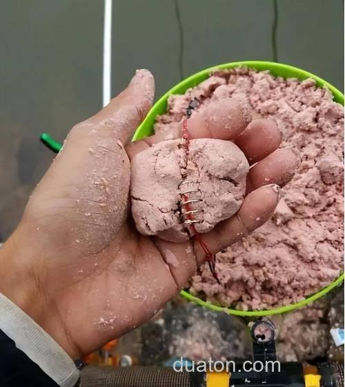 请求钓鱼高手告诉我一个用炸弹钩在河水里钓鲤鱼鲫鱼的最好的鱼饵配方,老鬼的配方最好,谢谢!!!