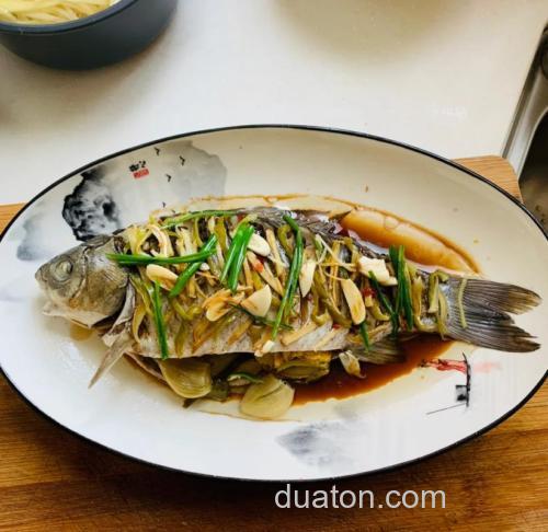 冬季鲫鱼吃什么食物为主呢?