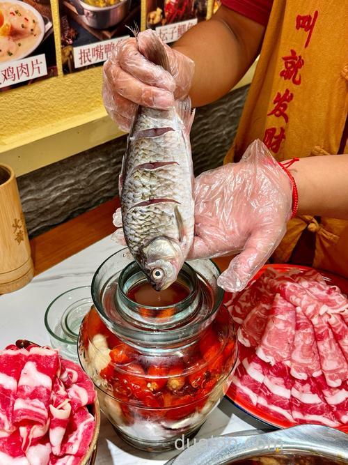 泡菜坛子里放鲫鱼的做法?