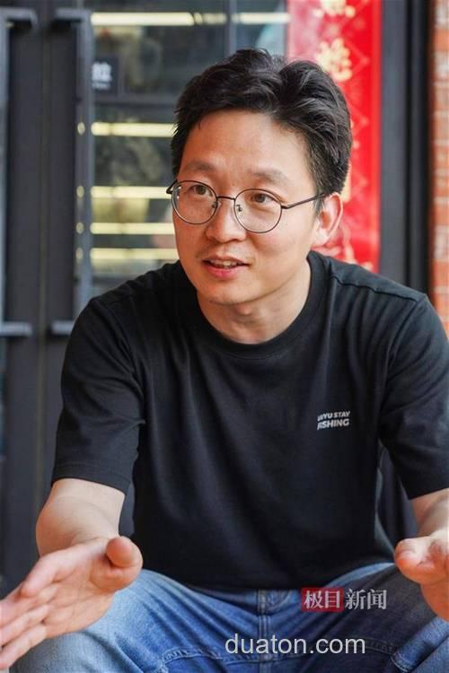 六鱼周骏和龙王恨老板什么关系